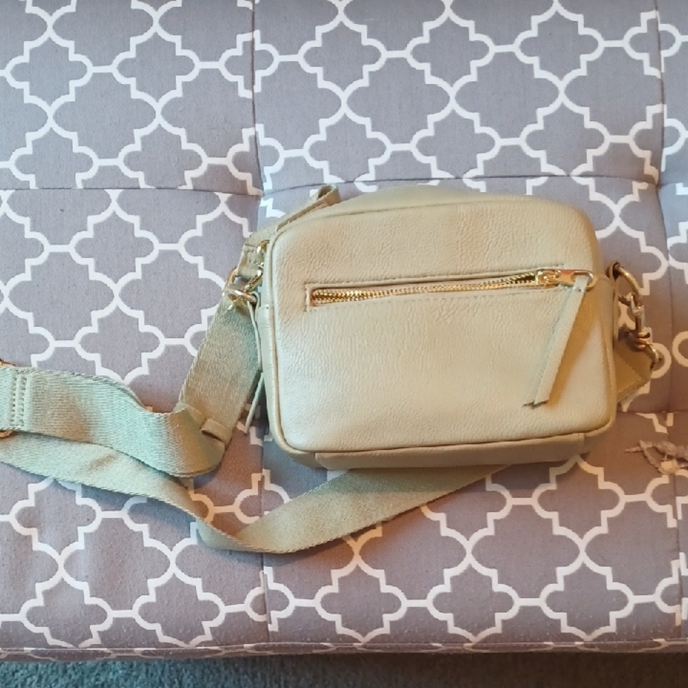 Universal Thread Green Crossbody Bag with Structured Design